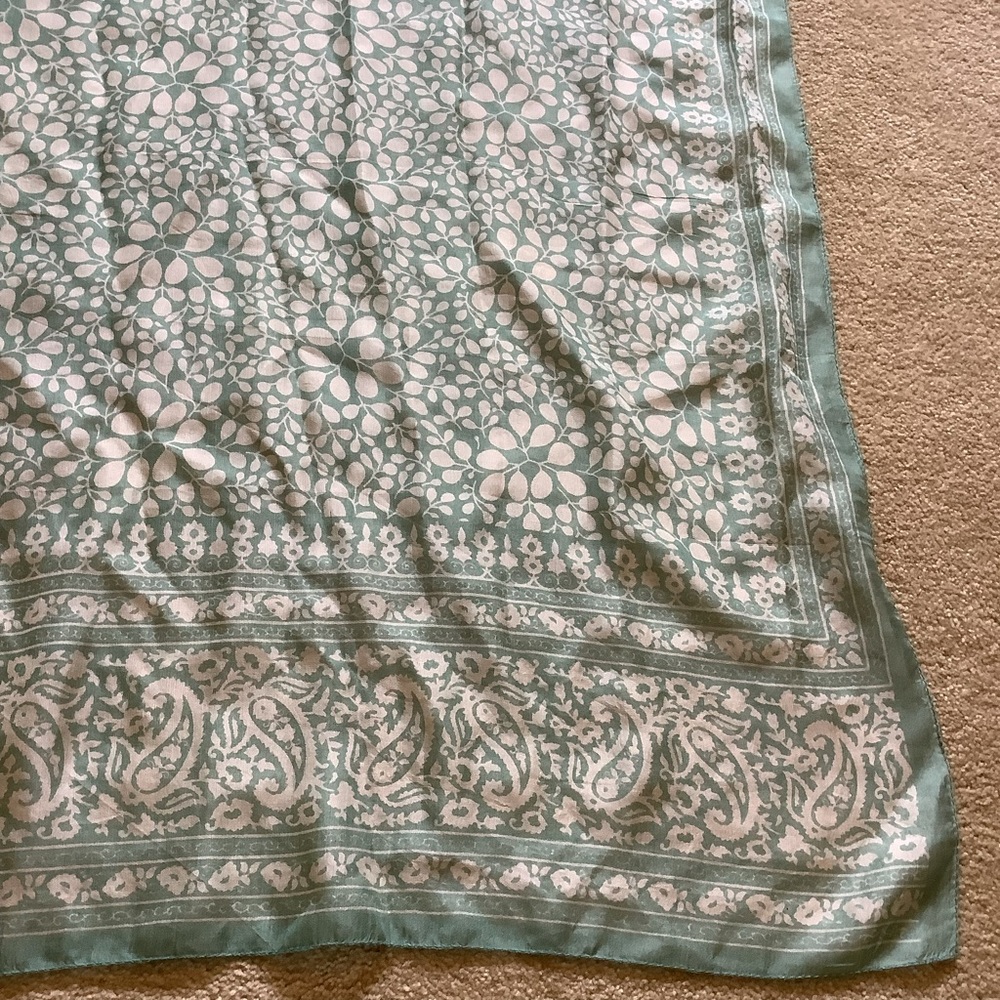D.Sport Green and White Patterned Scarf/Wrap/Sarong - Picture 8 of 10